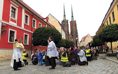 Modlitwa uwielbienia trwała w kościołach i na ulicach Ostrowa Tumskiego.