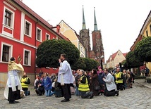 Modlitwa uwielbienia trwała w kościołach i na ulicach Ostrowa Tumskiego.