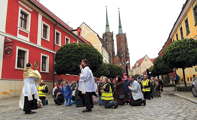 Modlitwa uwielbienia trwała w kościołach i na ulicach Ostrowa Tumskiego.