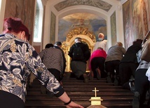 Tę drogę pokonuje się  na kolanach.