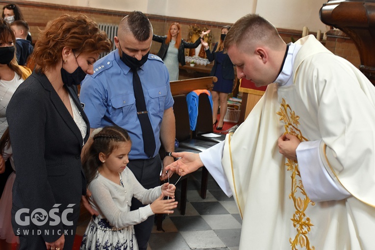 Dzieci kończące przedszkole otrzymały medaliki z wizerunkiem Matki Bożej.