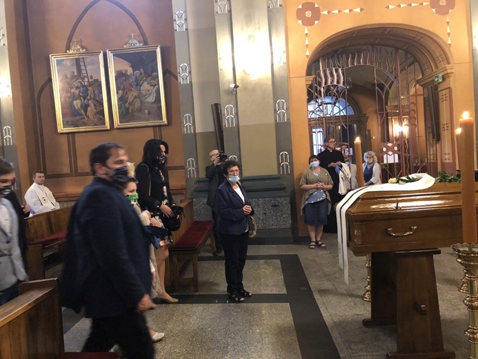 Modlitwa przy trumnie śp. ks. prał. Zbigniewa Powady