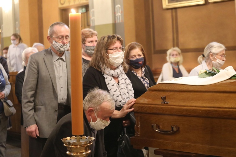 Modlitwa przy trumnie śp. ks. prał. Zbigniewa Powady