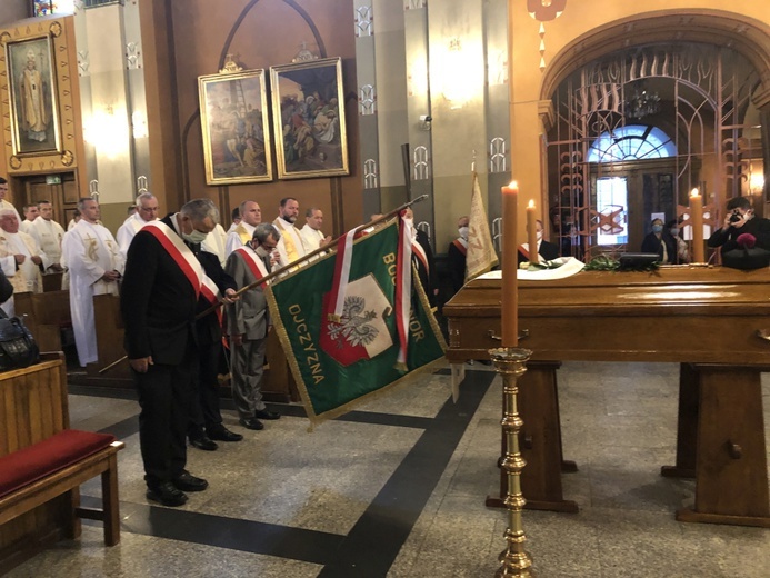 Modlitwa przy trumnie śp. ks. prał. Zbigniewa Powady