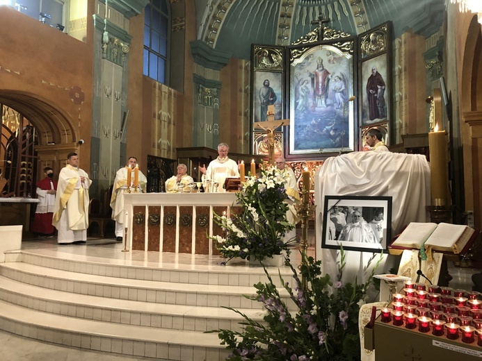 Modlitwa przy trumnie śp. ks. prał. Zbigniewa Powady