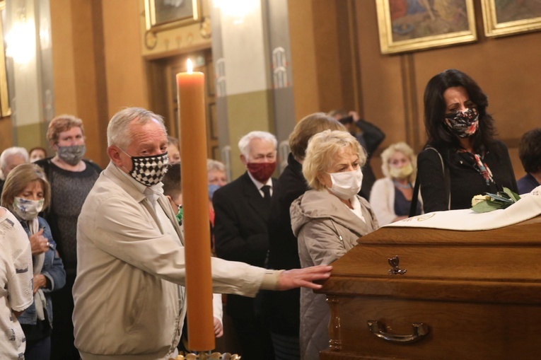 Modlitwa przy trumnie śp. ks. prał. Zbigniewa Powady