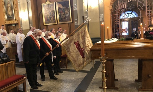 Przy trumnie stanęły liczne poczty sztandarowe Solidarności.