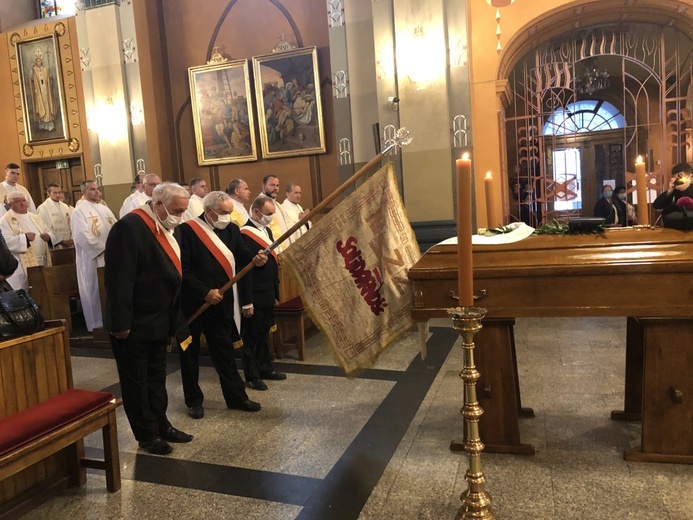 Przy trumnie stanęły liczne poczty sztandarowe Solidarności.