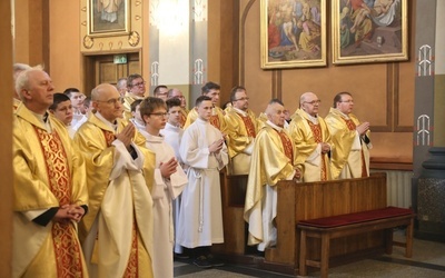 Księża diecezji bielsko-żywieckiej w katedrze św. Mikołaja.