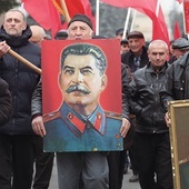 Wielu Rosjan uważa Stalina za wielkiego przywódcę, a w rzeczywistości był on jednym z największych zbrodniarzy w historii. Jego zbrodnie z pewnością można nazwać ludobójstwem.