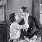 Pola Negri i James Hall w niemym filmie „Hotel Imperial” z 1927 roku wyprodukowanym przez Paramount Pictures – wytwórnię, której współzałożycielem był Samuel Goldwyn.