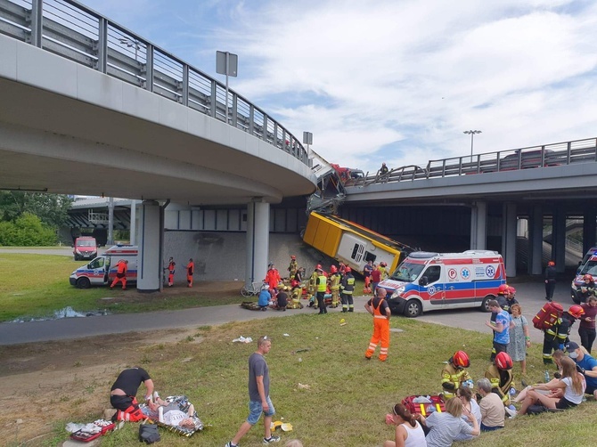 Warszawa: Miejski autobus spadł z wiaduktu 