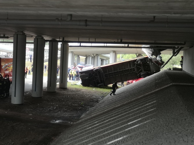 Autobus spadł z wiaduktu na Trasie AK