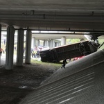 Autobus spadł z wiaduktu na Trasie AK