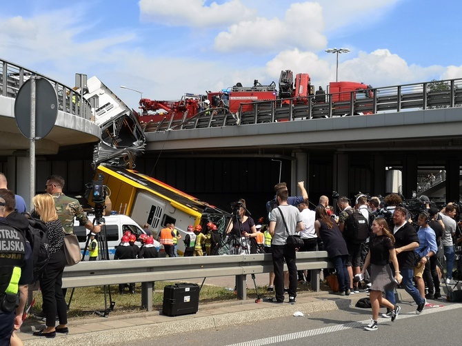 Autobus spadł z wiaduktu na Trasie AK