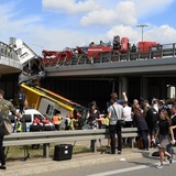 Autobus spadł z wiaduktu na Trasie AK