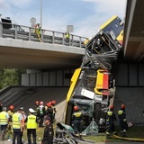 Autobus spadł z wiaduktu na Trasie AK