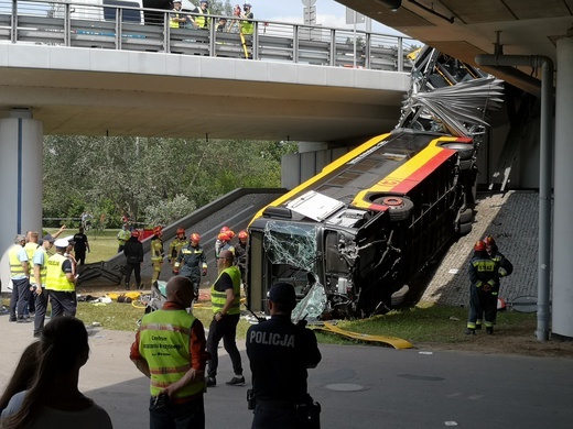 Autobus spadł z wiaduktu na Trasie AK