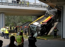 Autobus spadł z wiaduktu na Trasie AK