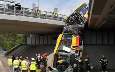 Warszawa. Miejski autobus spadł z wiaduktu. Ofiara śmiertelna, wielu rannych [ZDJĘCIA]