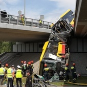 Warszawa. Miejski autobus spadł z wiaduktu. Ofiara śmiertelna, wielu rannych [ZDJĘCIA]