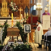 Uroczystościom pogrzebowym przewodniczył abp Wacław Depo.