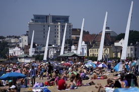 Upały w Wielkiej Brytanii, tłumy na plażach