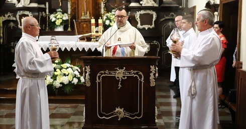 Relikwie wprowadził ks. rektor Tomasz Brzeziński z Płocka.