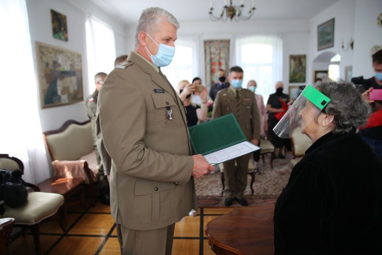 Kombatantka Armii Krajowej awansowana na porucznika