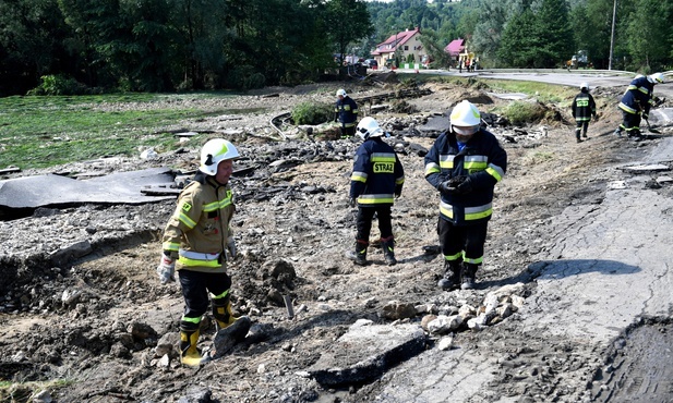 "Małe potoki zamieniły się w rwące rzeki"