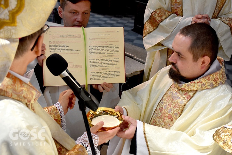 Ksiądz Dominik przyjmujący patenę z rąk bp. Adama Bałabucha.