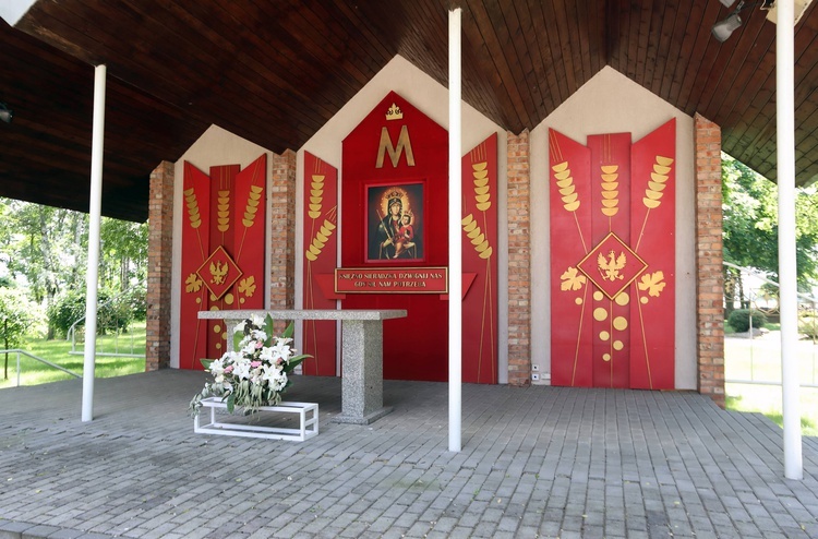 Cykl wakacyjny. Charłupia Mała. Sanktuarium Matki Bożej Charłupskiej Księżnej Sieradzkiej