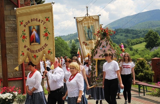 Wprowadzenie relikwii bł. ks. Jerzego Popiełuszki w Rycerce Górnej