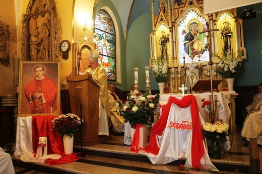 Wprowadzenie relikwii bł. ks. Jerzego Popiełuszki w Rycerce Górnej