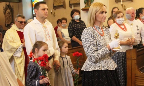 Elżbieta i Patryk Pasławscy, z córeczkami Ewą i Eleną, wnieśli do rycerskiego kościoła relikwie bł. ks. Jerzego Popiełuszki.