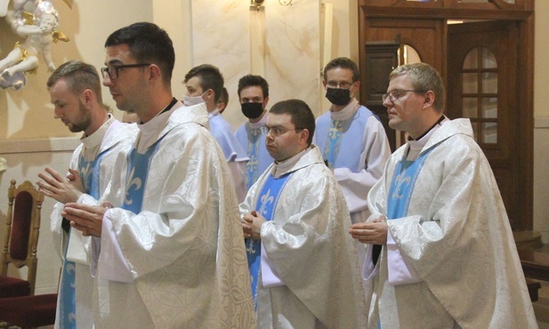Księża neoprezbiterzy podczas czerwcowego czuwania w Hałcnowie.