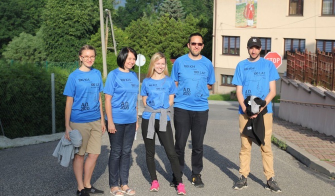 Piątka mieszkańców Wilkowic postanowiła przmierzyć pieszo 100 km z okazji urodzin św. Jana Pawła II.