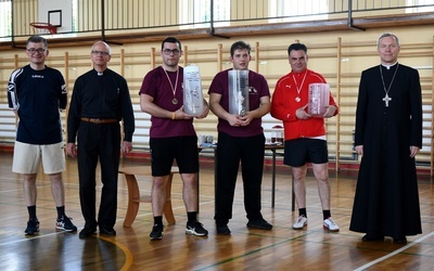 Po dekoracji zwycięzców. Od lewej: ks. Jacek Mizak, ks. Jarosław Wojtkun, al. Adrian Czajkowski, al. Tomasz Walasik, ks. Rafał Widuliński i bp Piotr Turzyński.