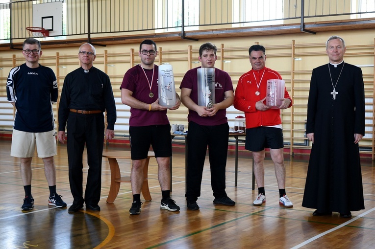 Po dekoracji zwycięzców. Od lewej: ks. Jacek Mizak, ks. Jarosław Wojtkun, al. Adrian Czajkowski, al. Tomasz Walasik, ks. Rafał Widuliński i bp Piotr Turzyński.