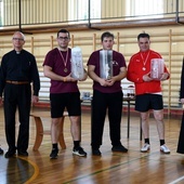 Po dekoracji zwycięzców. Od lewej: ks. Jacek Mizak, ks. Jarosław Wojtkun, al. Adrian Czajkowski, al. Tomasz Walasik, ks. Rafał Widuliński i bp Piotr Turzyński.