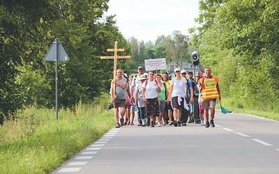 ▲	To wędrowanie miało zawsze swój klimat i symbole, wśród nich najważniejszy – krzyż morowy.