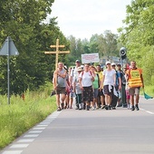 ▲	To wędrowanie miało zawsze swój klimat i symbole, wśród nich najważniejszy – krzyż morowy.