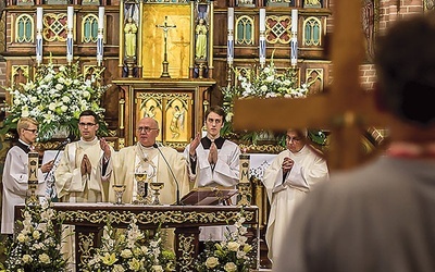 – W tym roku duszpasterskim rozważamy tajemnicę Eucharystii. Matka Boża prosiła, byśmy gorliwie odmawiali Różaniec, ale najpierw uczestniczyli we Mszy św. – podkreślił metropolita warmiński.