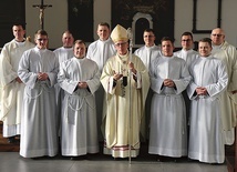 ▲	Alumni z abp. Wiktorem Skworcem, opiekunem rocznika ks. Marcinem Wierzbickim (pierwszy z lewej) i rektorem ks. Markiem Pankiem (pierwszy z prawej).