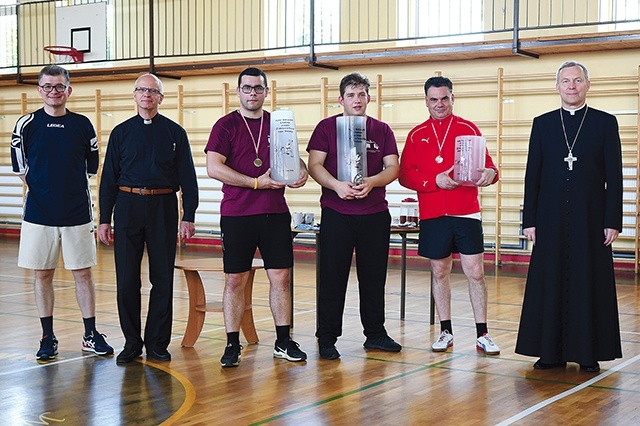 ▲	Po dekoracji zwycięzców. Od lewej: ks. J. Mizak, ks. J. Wojtkun, al. A. Czajkowski, al. T. Walasik, ks. R. Widuliński  i bp P. Turzyński.