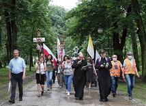 	Pątnicy z księżmi (od lewej): Markiem Dziewieckim, Mirosławem Kszczotem i Krzysztofem Bochniakiem.