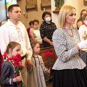 Rodzina Elżbiety i Patryka Pasławskich wnosi relikwiarz.