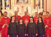 Kapłani z duchaczkami po dziękczynnej Eucharystii.
