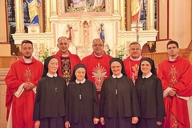 Kapłani z duchaczkami po dziękczynnej Eucharystii.