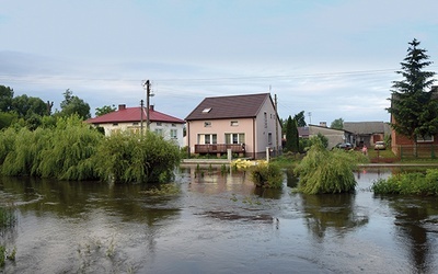 Rzeczka wyrządziła szkody w kilku gospodarstwach.